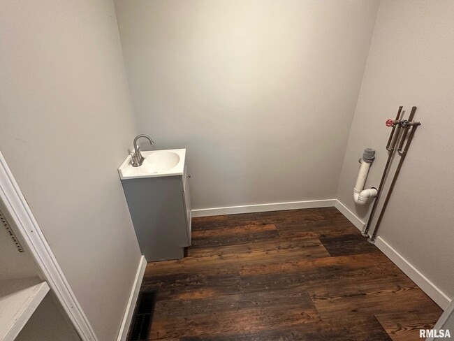 Building Photo - 524 Caroline St