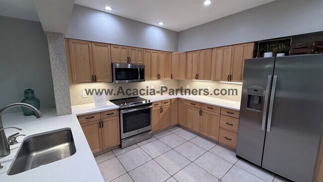 Building Photo - Three Bedroom Townhome