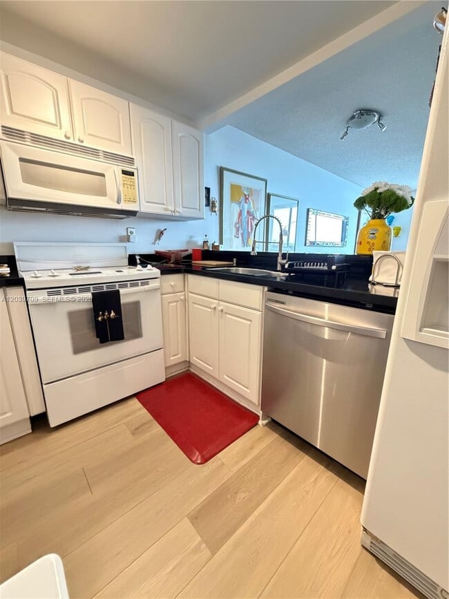 Building Photo - 540 Brickell Key Dr