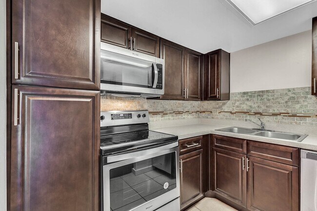 Building Photo - 902 Lake Destiny Rd