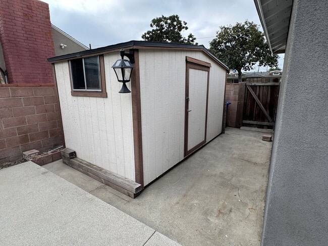 Building Photo - Beautiful 3 bedroom 2 bath Pool Home...  this one is a SHOW STOPPER