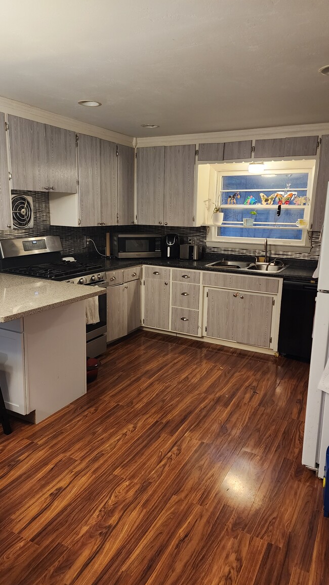 Kitchen featuring gas stove, refridgerator, dishwasher, pantry. - 1718 S Walden Ave