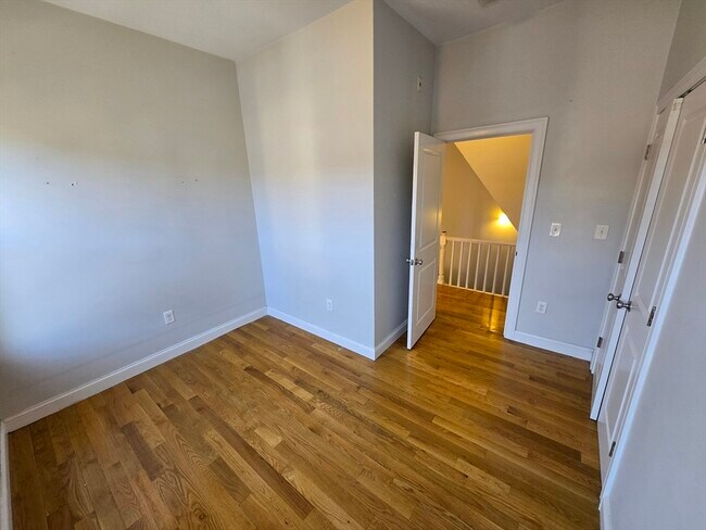 Building Photo - 355 Adams St