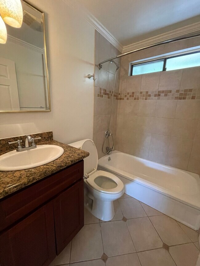 Full Bathroom - 1515 Redwood Ave