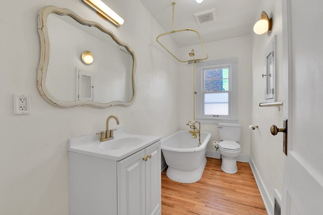 Building Photo - $2,600.00, 1 bed + non-conforming room, 1 ...