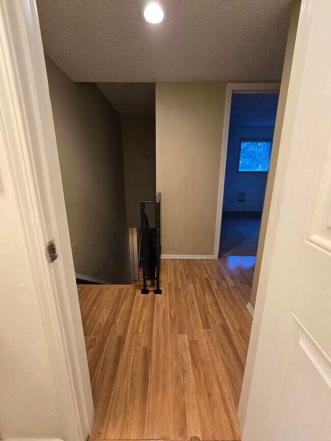 Building Photo - Steilacoom Gardens (HOA), 2 bedroom, 1 bath Townhome Style Condo. $300 off of the 1st full month ...