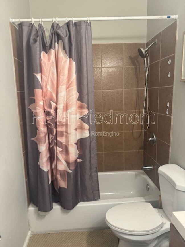 Building Photo - 807 Hall St NW