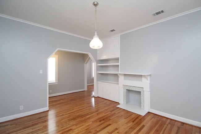 Building Photo - Charming 2-Bedroom Cottage Near Downtown P...