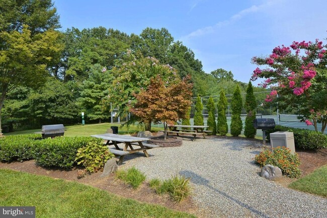 Building Photo - 605 Admiral Dr