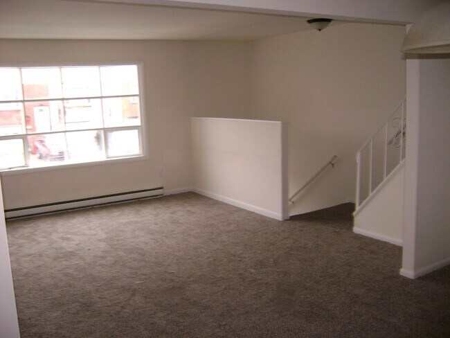 Building Photo - 3BR Townhome with garage! - Northampton School District