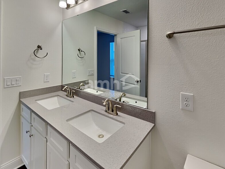 Building Photo - 6115 Little Blf Cir