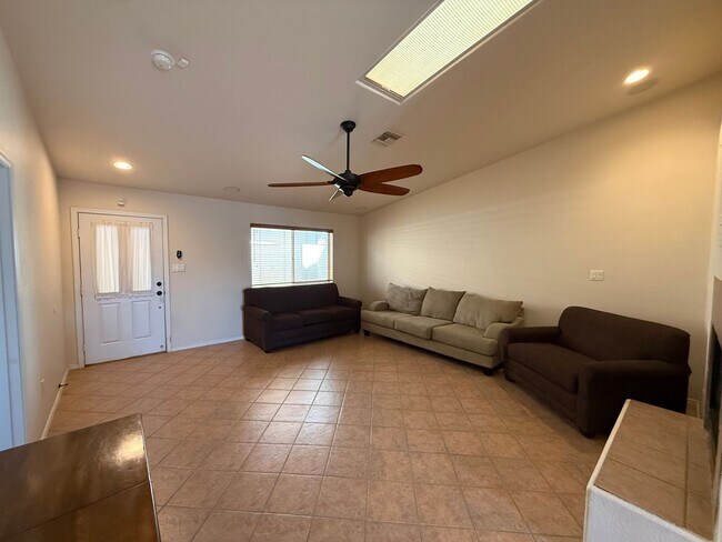 Building Photo - Yuma Meadows Townhouse - Furnished or Unfurnished