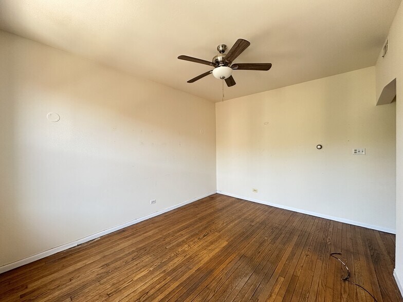 Building Photo - 3147 W Medill Ave