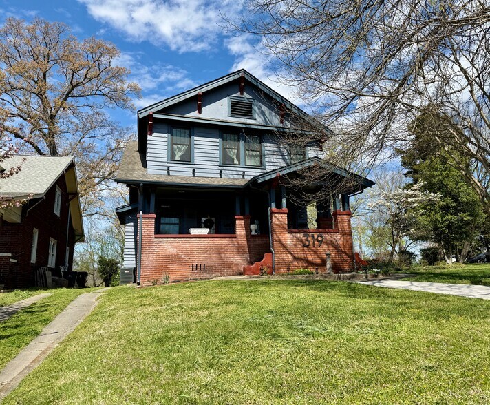 Building Photo - 319 E Scott Ave