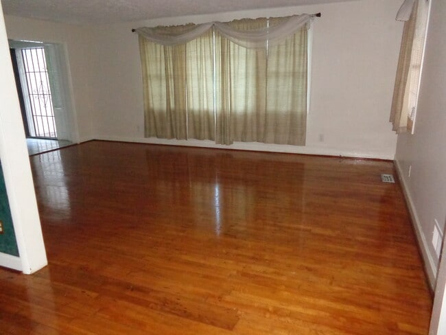 Building Photo - 2 E 54th St