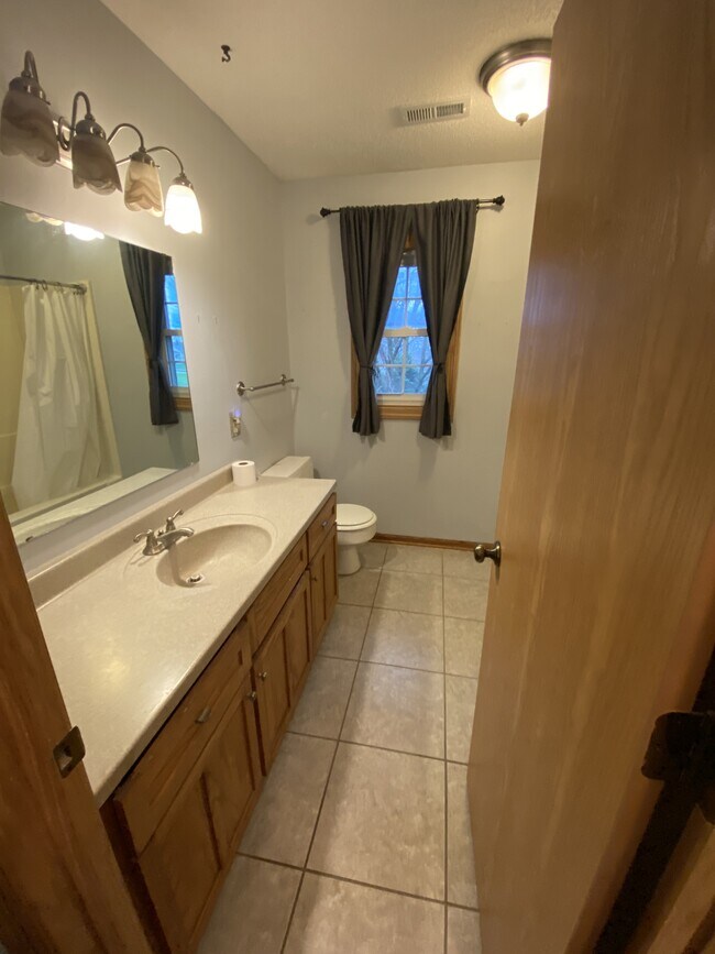 Building Photo - 702 E Ohio St