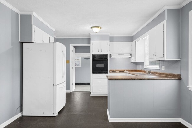 Building Photo - 3 Bedroom Pet Friendly Home For Rent!