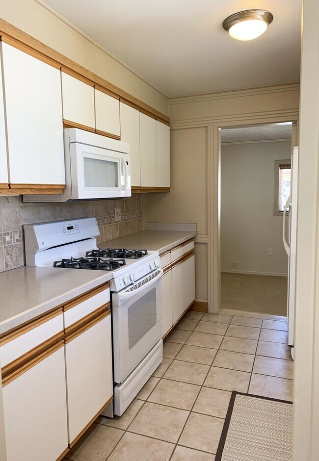 Building Photo - Evolve Real Estate: Available 6/6/2026! Quaint 3 Bedroom Ranch with Huge Yard in University Hills...