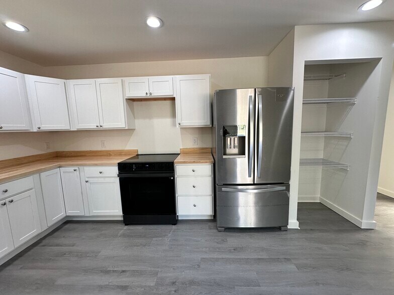 Building Photo - 560 White Pine Dr