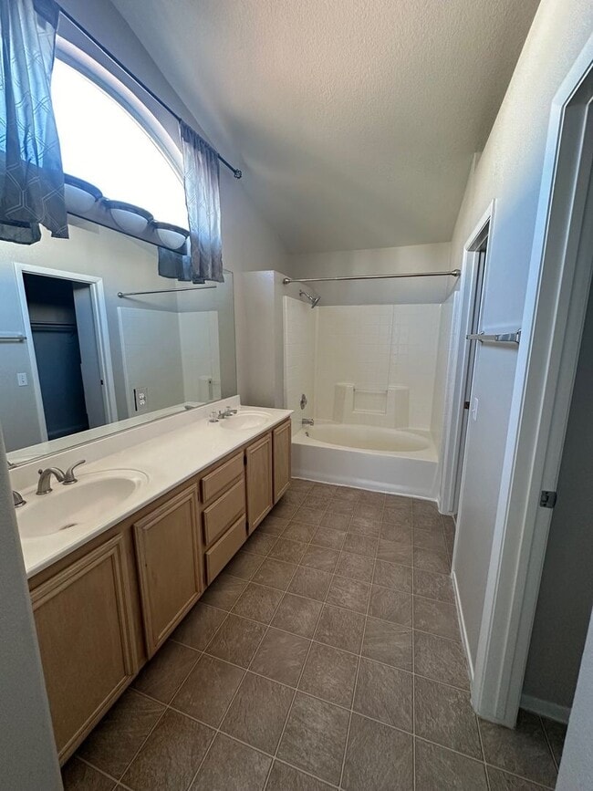 Building Photo - Beautiful 3 Bedroom 2 1/2 Bathrooms 2 Story House! Property Wont Last Long!