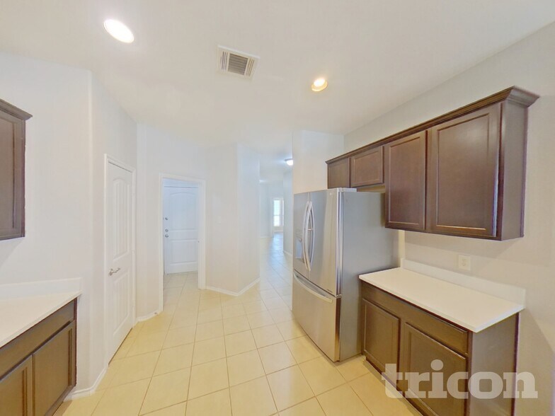 Building Photo - 605 W Grove Cir