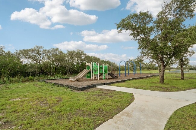 Building Photo - Price Improvement! This 4 bed, 2.5 bath ho...