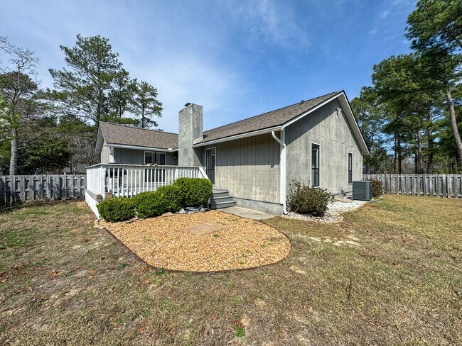 Building Photo - Beautiful 3 Bed 2 Bath Home with Fenced Backyard