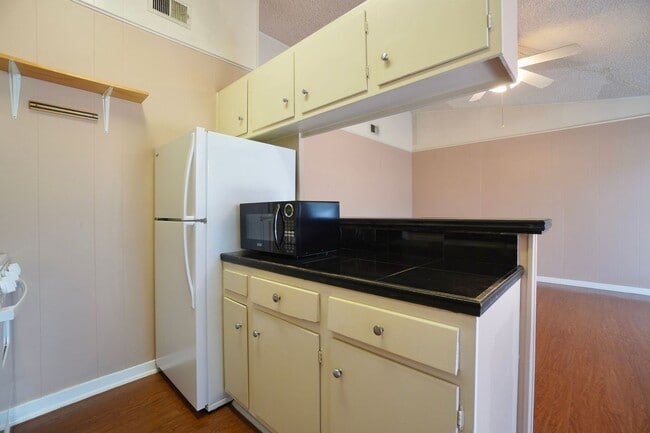 Building Photo - 618 W 51st St