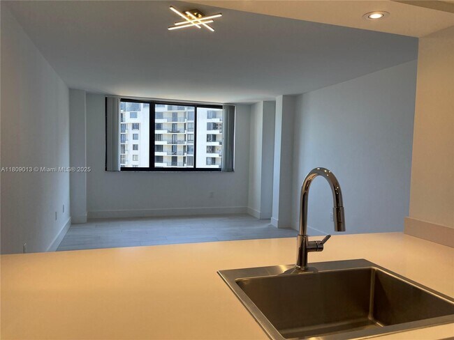 Building Photo - 540 Brickell Key Dr