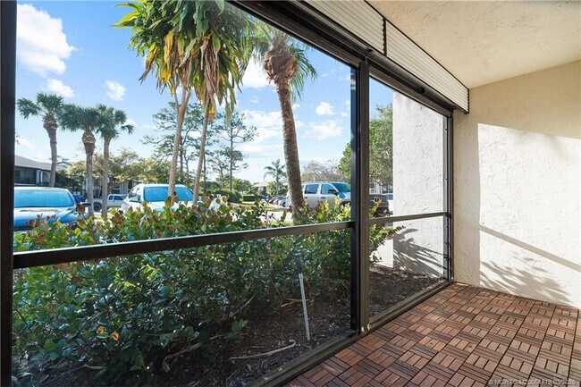 Building Photo - 1935 SW Silver Pine Way