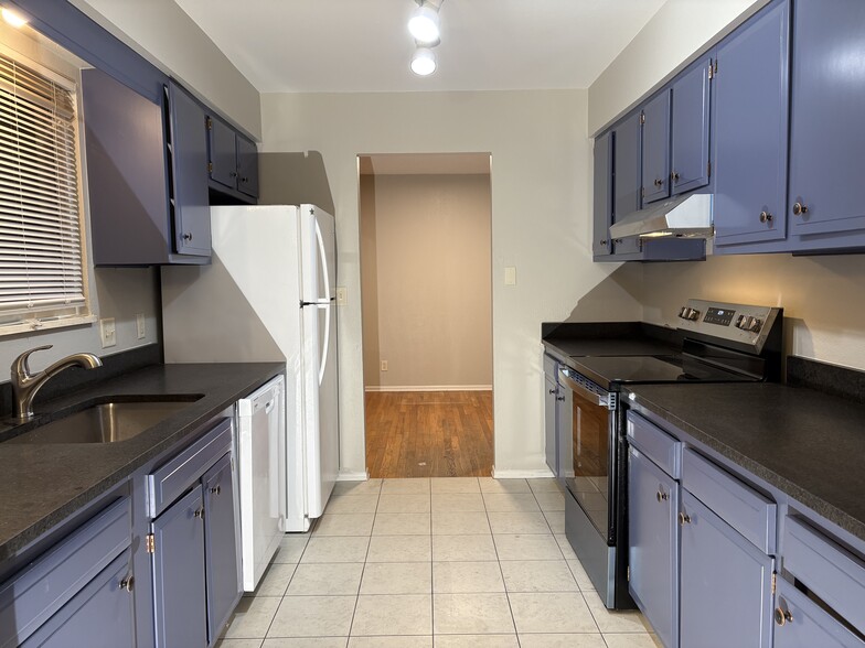 Kitchen - 1312 Skyline Dr