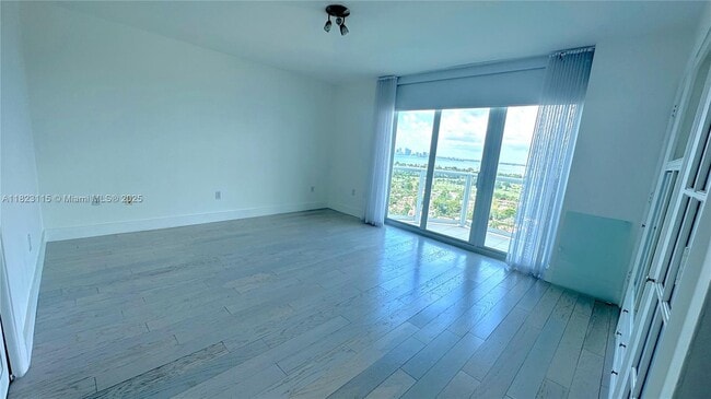 Building Photo - 5900 Collins Ave
