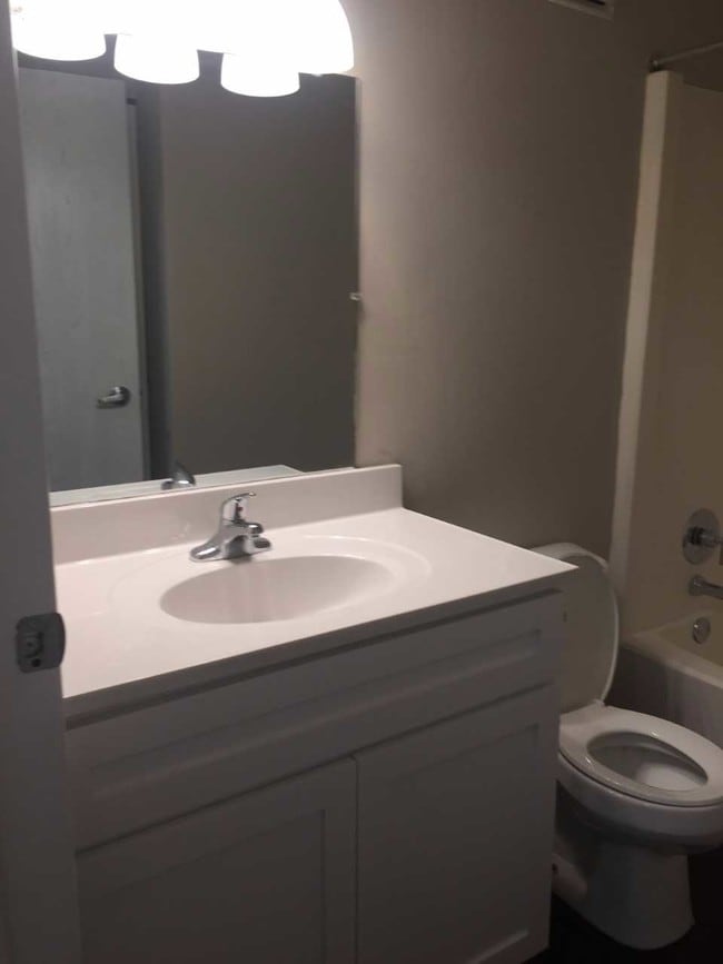 Building Photo - Waterbury Apartment Community