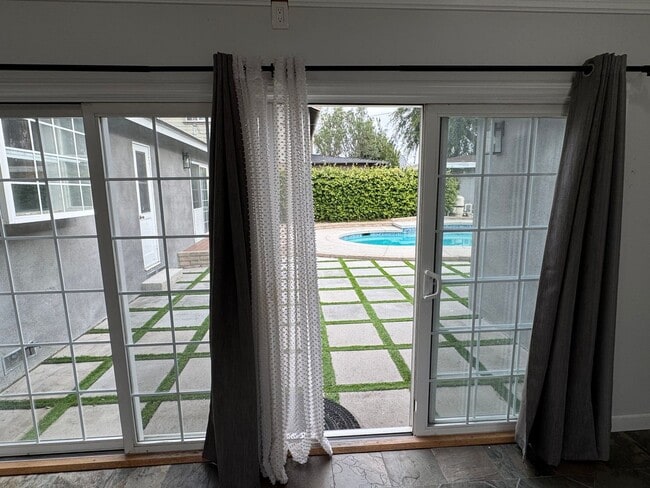 Building Photo - Beautiful 3 bedroom 2 bath Pool Home...  this one is a SHOW STOPPER