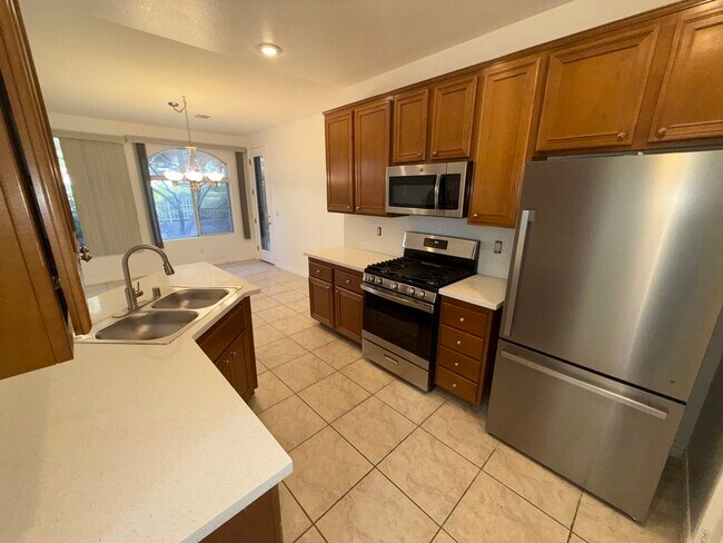 Building Photo - 985 Prestwick St