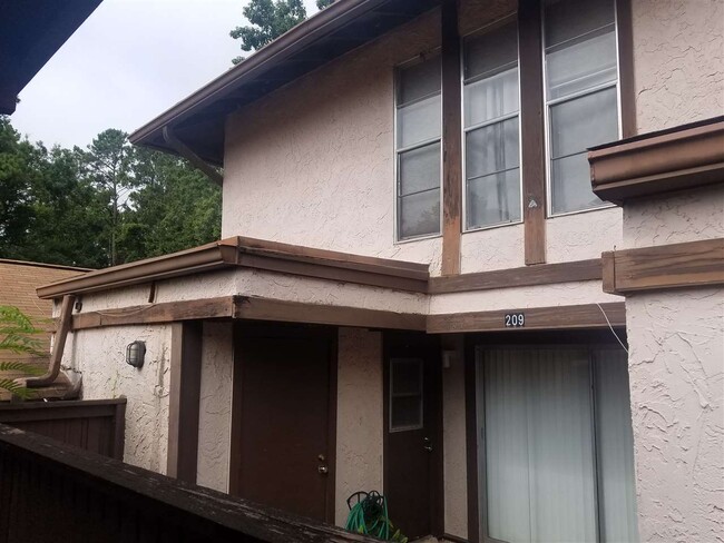 Building Photo - 209 Westwood Dr