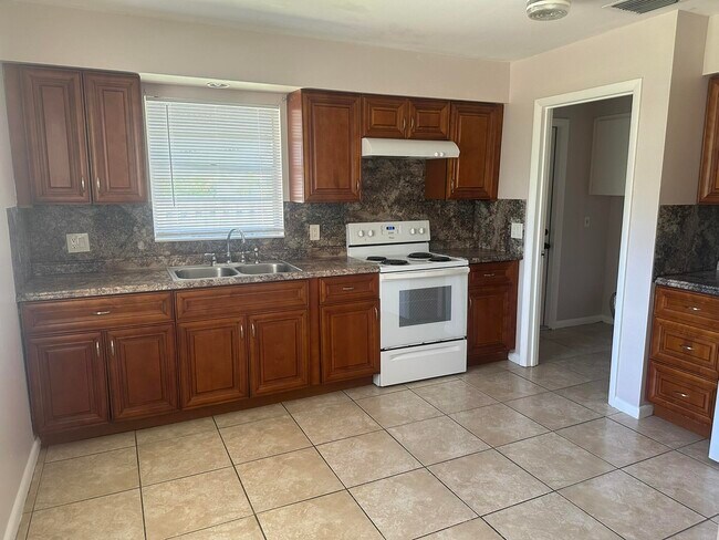 Building Photo - 744 SE Fallon Dr
