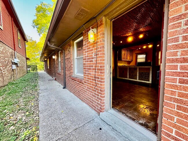 Primary Photo - 557 N Limestone