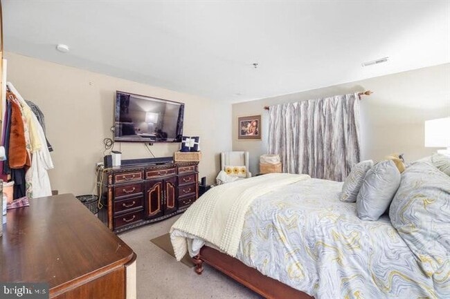 Building Photo - 5213 Le Parc Dr