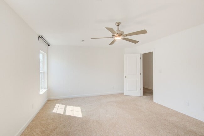 Building Photo - Like New End Unit Condo, 3 Bed 2.5 Bath