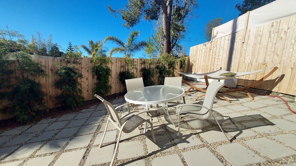 Dining set in your private yard - 603 Sunset Dr