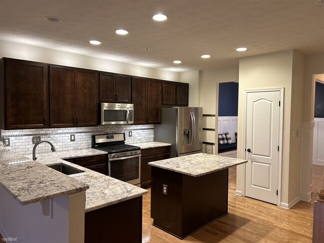 Building Photo - 4 br, 3.5 bath Townhome - 120 Robert Street