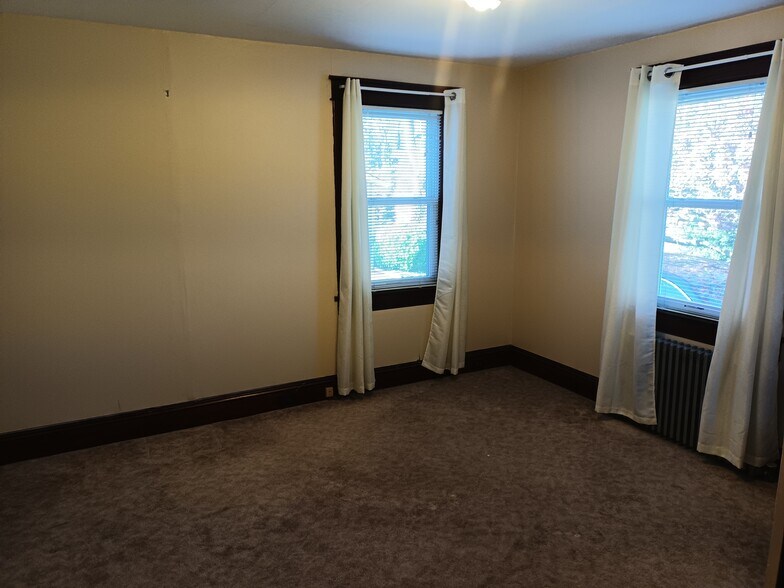 Building Photo - 11 47th St