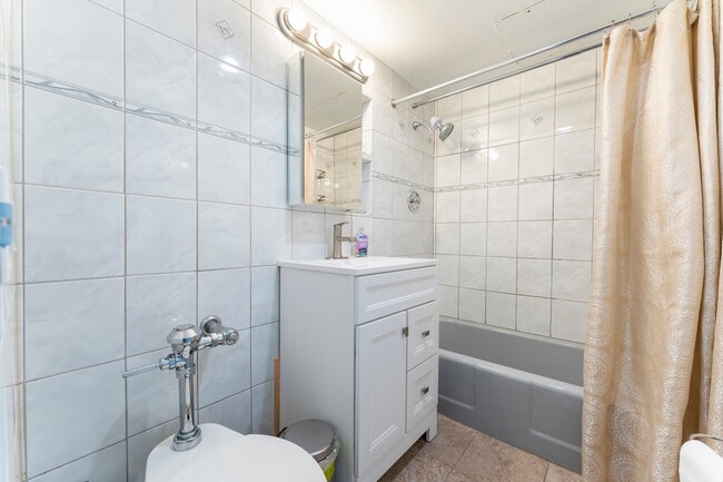 Building Photo - 253 E Delaware Pl