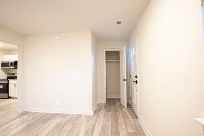 Building Photo - 1000 Monticello Rd