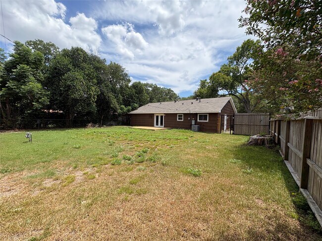 Building Photo - 7122 Sharpcrest St