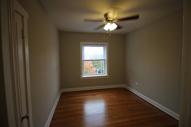 Building Photo - 3 Bed / 1 Bath Beautiful Rehabbed Apartment in Hermosa near Fullerton Bus, Restaurants & Shopping...