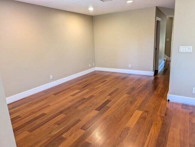 Building Photo - 4 Bed/2.5 Bath Multnomah Village Stunner w...