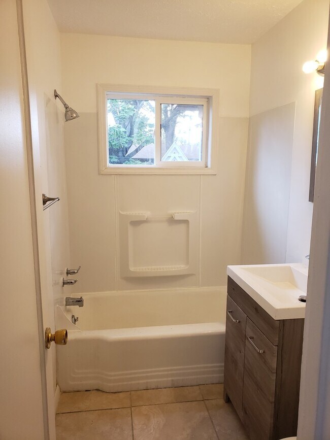 Building Photo - Cute 3 bedroom duplex FOR RENT on Uintah St.