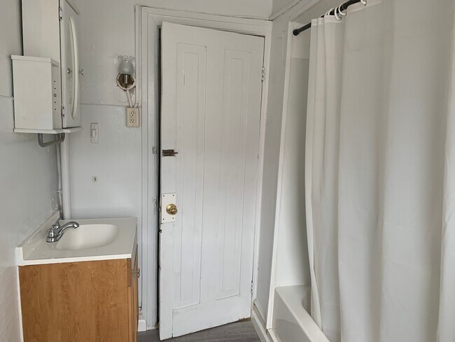 Building Photo - 3-5 Bedroom House Near York College-York C...